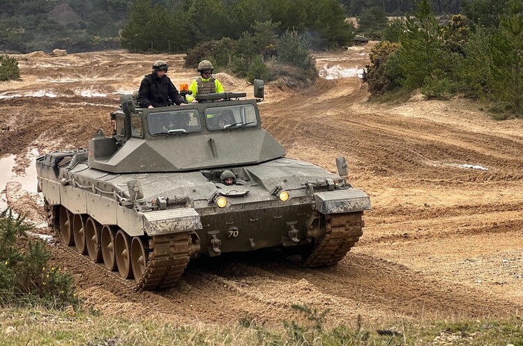 Британське Міноборони: українські танкові екіпажі «швидко освоїли» Challenger 2