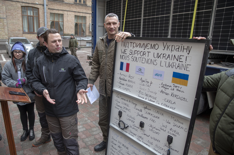 Київ отримав від французьких партнерів дві сонячні електростанції – Кличко Київ отримав від французьких партнерів дві сонячні електростанції – Кличко