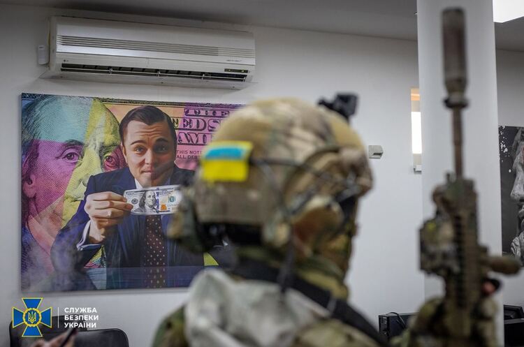 СБУ викрила шахраїв, які вкрали майже 100 млн грн з рахунків мешканців Маріуполя СБУ викрила шахраїв, які вкрали майже 100 млн грн з рахунків мешканців Маріуполя