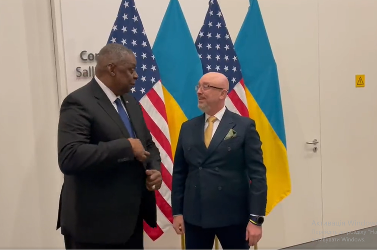 Міністри оборони США і України Ллойд Остін та Олексій Резніков Резніков та Остін зустрілися у штаб-квартирі НАТО перед засіданням «Рамштайн»