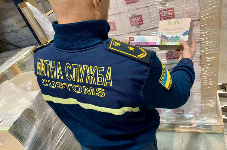 Митниця конфіскувала в росіянина засоби гігієни на 2,8 млн грн і передала їх ЗСУ Митниця конфіскувала в росіянина засоби гігієни на 2,8 млн грн і передала їх ЗСУ