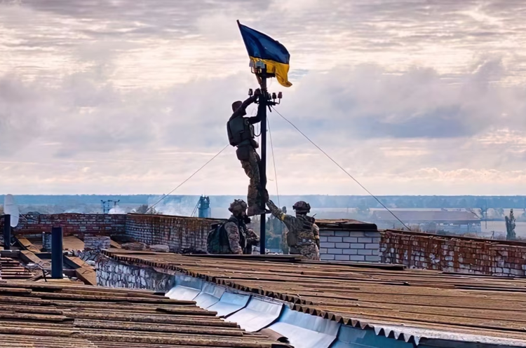 Українські захисники встановлюють прапор України у звільненому Висококопіллі на Херсонщині, 4 вересня 2022 року ЗСУ звільнили майже 40 000 кв. км із 24 лютого 2022 року