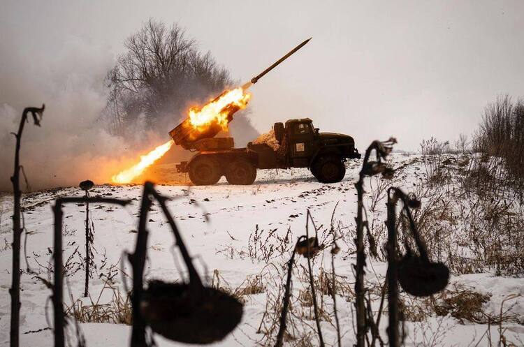 Генштаб: Українські сили знищили 930 російських військових та п’ять танків Генштаб: Українські сили знищили 930 російських військових та п’ять танків