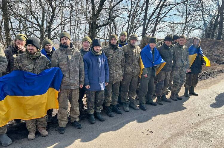 Черговий обмін полоненими – Україні вдалося повернути додому 130 людей Черговий обмін полоненими – Україні вдалося повернути додому 130 людей