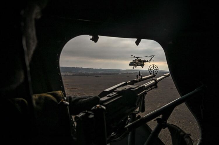 Оборонці знищили гелікоптер, 13 артсистем та 2 танки ворога