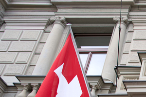 «Историческая сделка» с подвохом: швейцарский банк UBS покупает за полцены проблемный Credit Suisse. Зачем это было нужно и кто рискует потерять свои деньги
