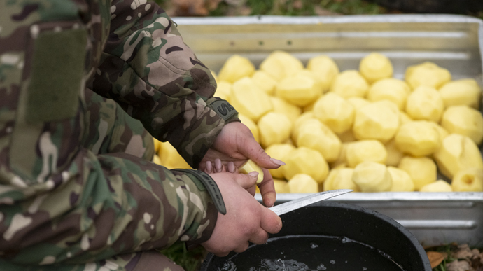 Уряд дозволив Міноборони продовжувати дію контрактів на купівлю харчів для ЗСУ Уряд дозволив Міноборони продовжувати дію контрактів на купівлю харчів для ЗСУ