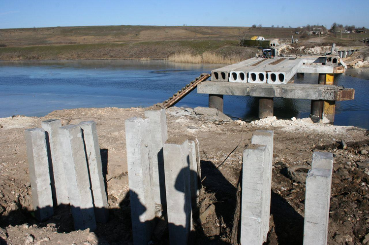 На Миколаївщині та Херсонщині почали відбудову 3 мостів, що постраждали через війну