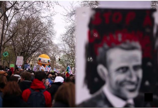 фото Reuters У Парижі протестувальники проти пенсійної реформи увірвалися до штаб-квартири LVMH
