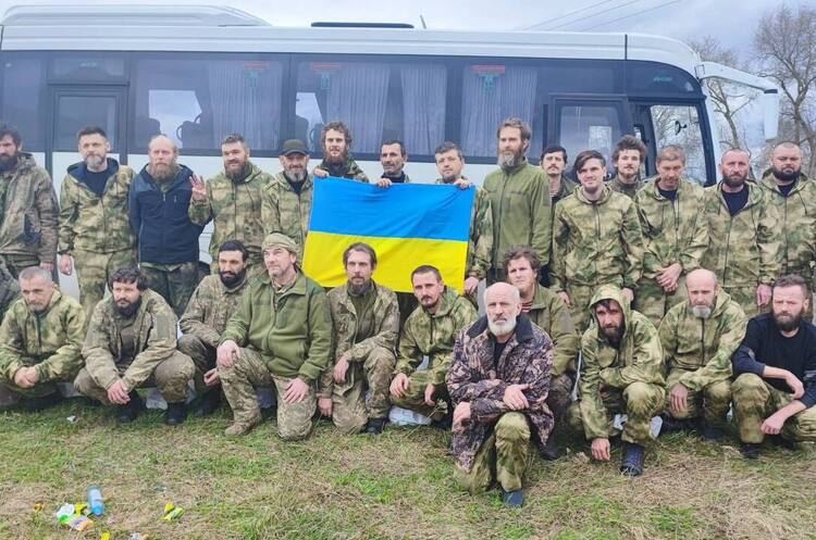 Україна повернула ще 130 захисників з російського полону Україна повернула ще 130 захисників з російського полону
