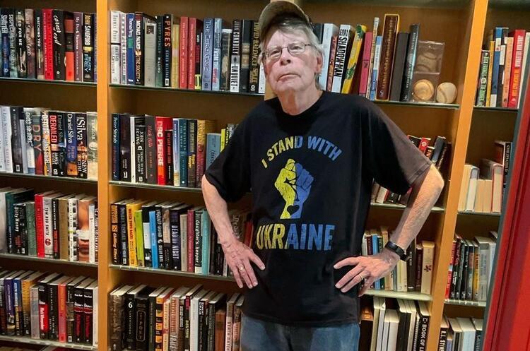 Stephen King offered Musk to transfer money for his blue tick on Twitter to help Ukraine Stephen King offered Musk to transfer money for his blue tick on Twitter to help Ukraine