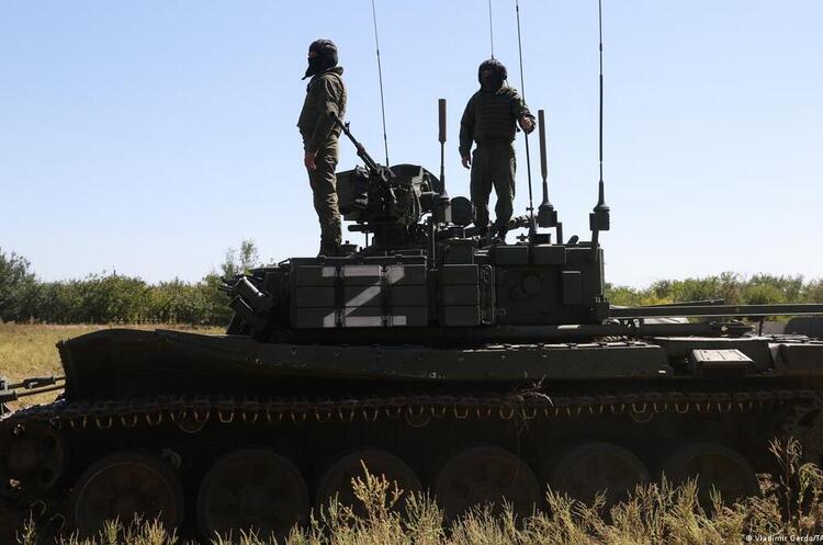 Російська армія за минулу добу втратила ще 690 військових, три танки та гелікоптер Російська армія за минулу добу втратила ще 690 військових, три танки та гелікоптер