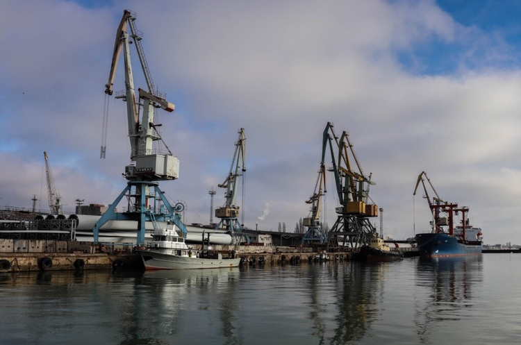 росіяни крадуть та вивозять українське зерно з Бердянська росіяни крадуть та вивозять українське зерно з Бердянська