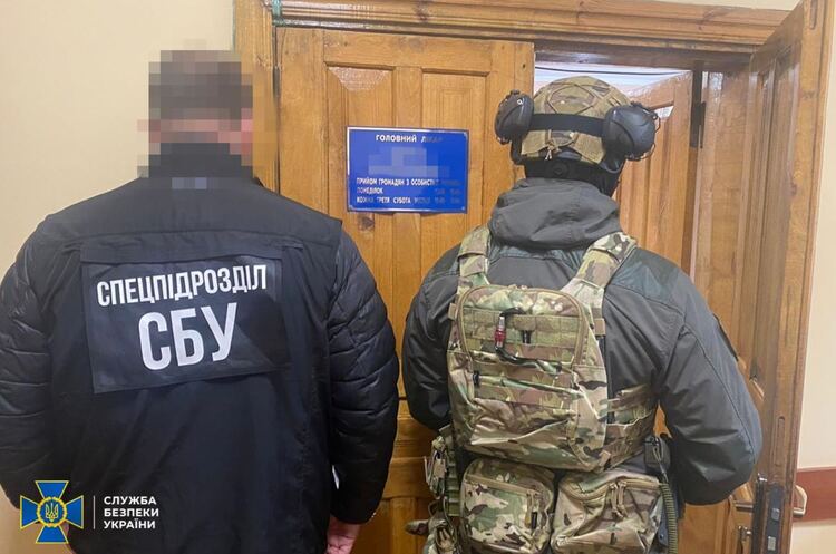 СБУ викрила керівництво лікарні на Хмельниччині на підробленні довідок для ухилянтів СБУ викрила керівництво лікарні на Хмельниччині на підробленні довідок для ухилянтів