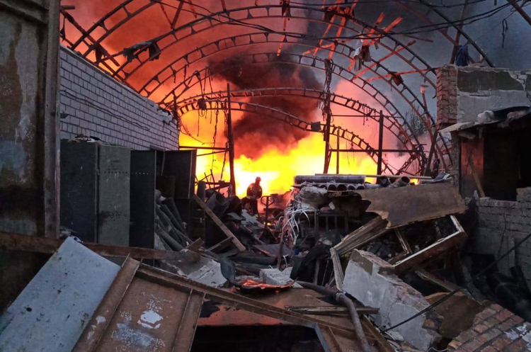Окупанти атакували Дніпро, влучили в приватне підприємство та будинок Окупанти атакували Дніпро, влучили в приватне підприємство та будинок
