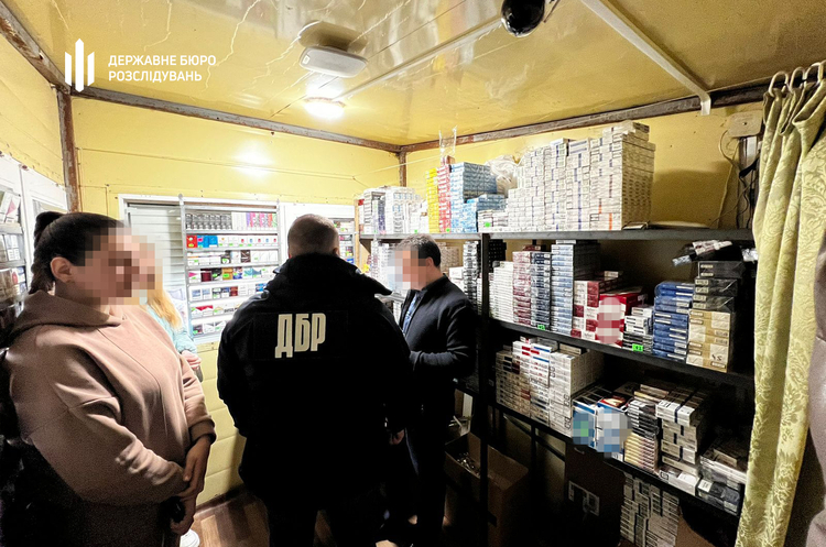 У Вінниці знайшли мережу з нелегального продажу сигарет, до якої можуть бути причетні податківці У Вінниці знайшли мережу з нелегального продажу сигарет, до якої можуть бути причетні податківці
