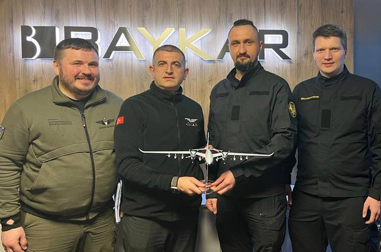 Україна підписала 3 нові угоди з виробником «байрактарів» Україна підписала 3 нові угоди з виробником «байрактарів»