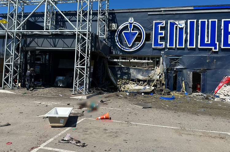 Окупанти вдарили по гіпермаркету в Херсоні, є жертви Окупанти вдарили по гіпермаркету в Херсоні, є жертви