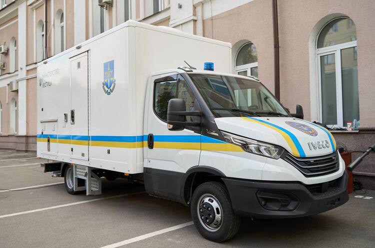 Україна отримала від Франції другу мобільну ДНК-лабораторію Україна отримала від Франції другу мобільну ДНК-лабораторію