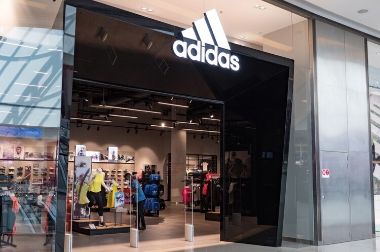 Adidas продасть кросівки, що залишилися після розірвання партнерства з Каньє Вестом Adidas продасть кросівки, що залишилися після розірвання партнерства з Каньє Вестом