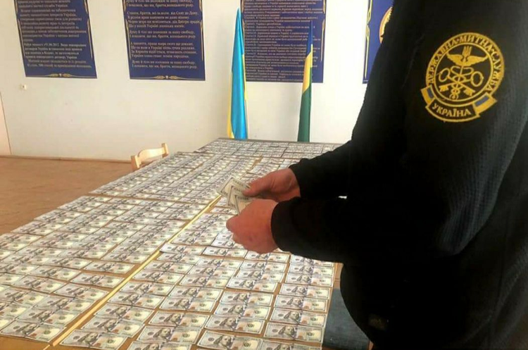 Митники запобігли незаконному ввезенню валюти на 3,7 млн грн