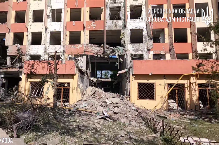 Окупанти вночі обстріляли багатоповерхівку в Херсоні, знищені 2 під'їзди Окупанти вночі обстріляли багатоповерхівку в Херсоні, знищені 2 під'їзди
