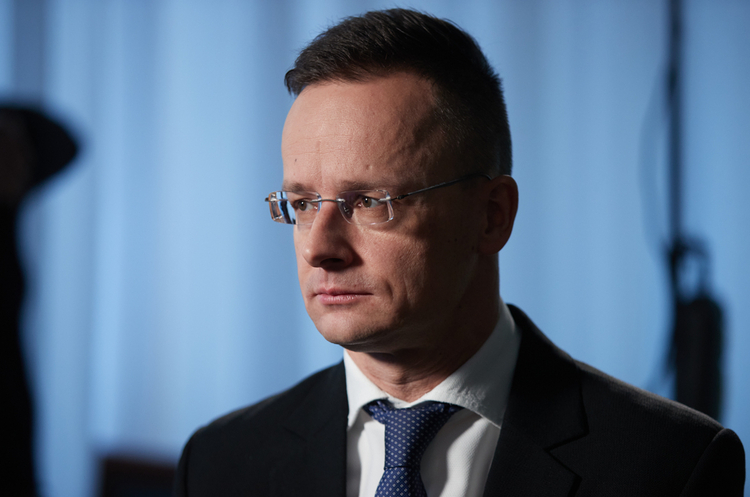 Петер Сіярто Угорщина вимагає від України виключити угорський банк зі списку «спонсорів війни» в обмін на новий транш допомоги ЄС
