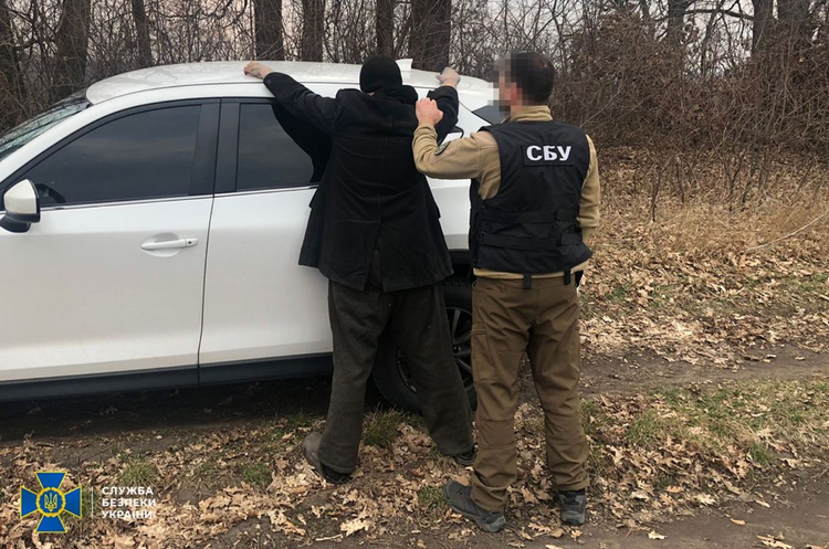 СБУ затримала ворожого агента, який здавав позиції ЗСУ під Бахмутом СБУ затримала ворожого агента, який здавав позиції ЗСУ під Бахмутом