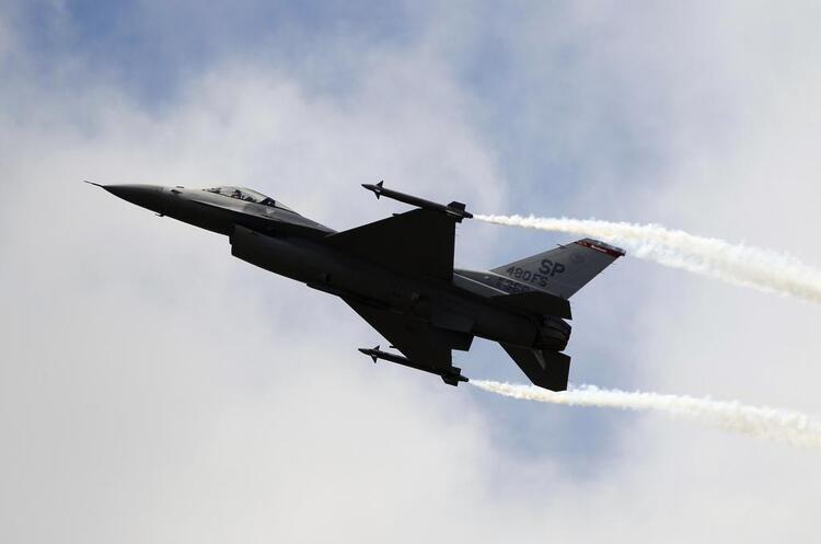 Нідерланди можуть відправити F-16 в Україну після навчання пілотів – Bloomberg