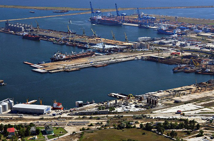 У порт Бердянська зайшли ворожі кораблі: вивозять зерно й метал