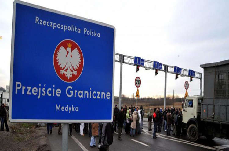 Польські фермери заблокували рух вантажівок з України, які прямують через ПП «Шегині» Польські фермери заблокували рух вантажівок з України, які прямують через ПП «Шегині»