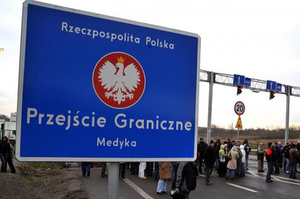 Польські фермери заблокували рух вантажівок з України, які прямують через ПП 	«Шегині»