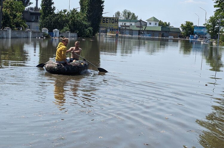 ОНОВЛЕНО: Окупанти обстріляли місця евакуації в Херсоні: одна людина загинула ОНОВЛЕНО: Окупанти обстріляли місця евакуації в Херсоні: одна людина загинула
