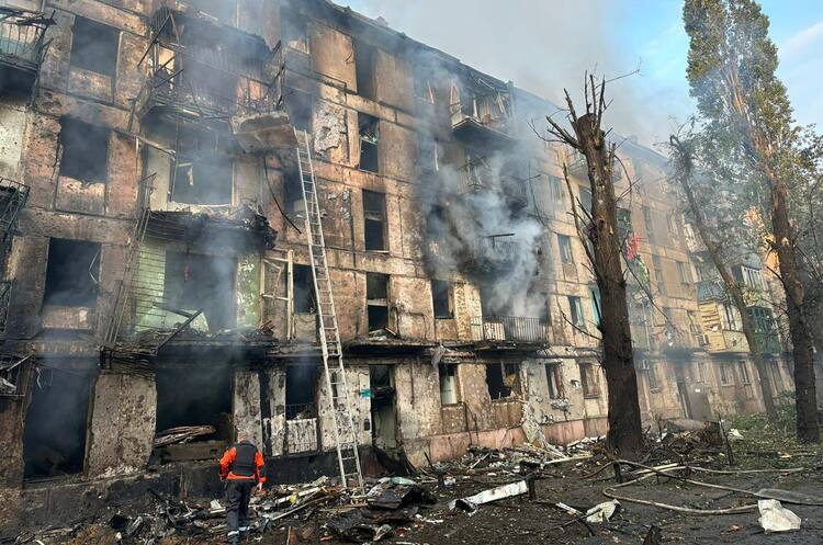 ОНОВЛЕНО: Ворог обстріляв житловий квартал Кривого Рогу, є жертви ОНОВЛЕНО: Ворог обстріляв житловий квартал Кривого Рогу, є жертви