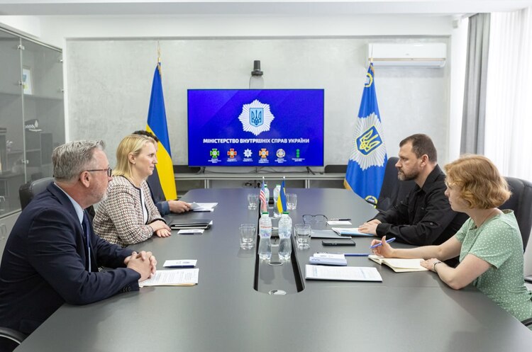 Україні не вистачає обладнання, реагентів і фахівців для збору машинного мастила, яке потрапило у воду після підриву ГЕС – МВС Україні не вистачає обладнання, реагентів і фахівців для збору машинного мастила, яке потрапило у воду після підриву ГЕС – МВС