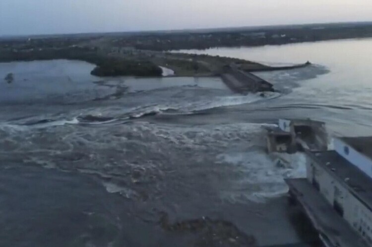 Вода у Дніпрі нижче Каховської дамби забруднена у 28 тисяч разів більше за норму – МОЗ України