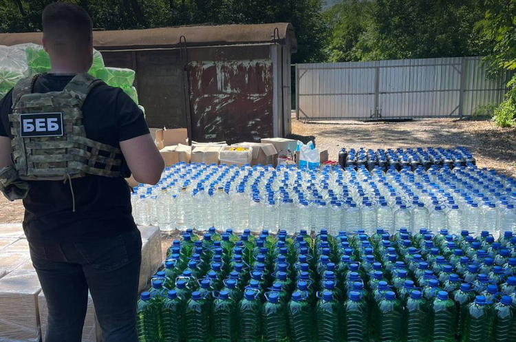 БЕБ викрило підпільний цех із виготовлення алкоголю на Київщині БЕБ викрило підпільний цех із виготовлення алкоголю на Київщині