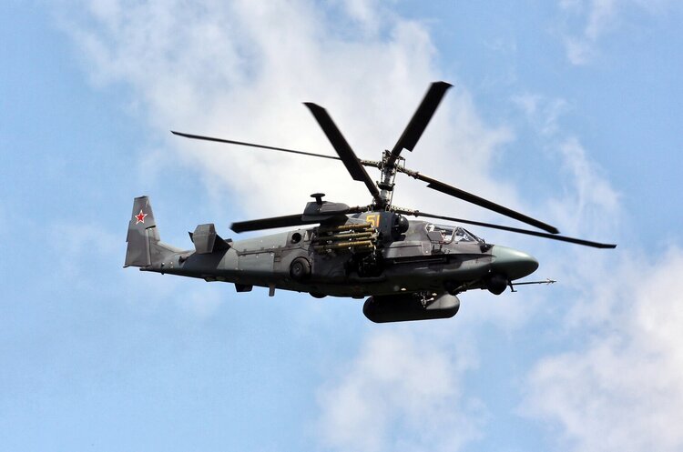 Ка-52 Британська розвідка: росія перекинула десятки гелікоптерів на південь України