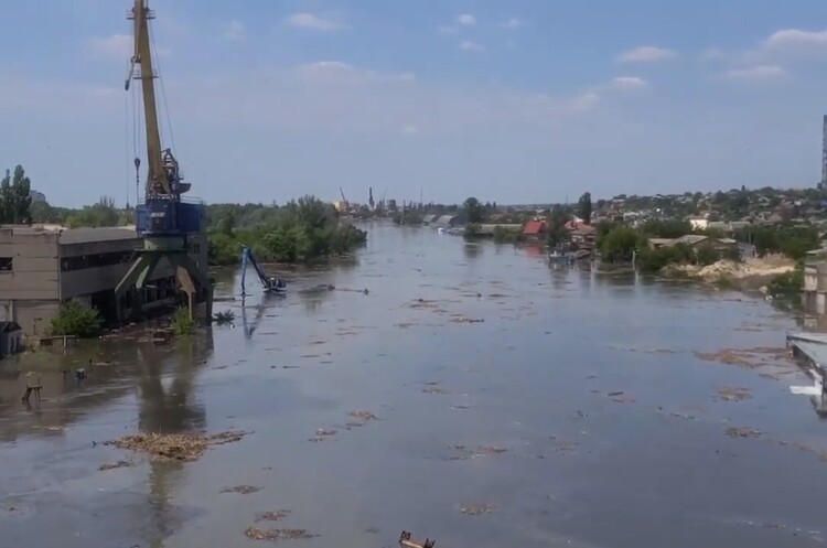 фото DR Офіс президента: після підриву Каховської ГЕС по Дніпру дрейфують 150 тонн мастила й нафти