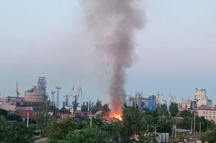 У Маріуполі пролунали вибухи в районі порту У Маріуполі пролунали вибухи в районі порту