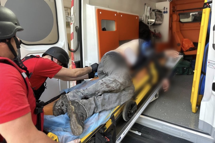 Окупанти вдарили по транспортному підприємству в Херсоні, є жертви Окупанти вдарили по транспортному підприємству в Херсоні, є жертви
