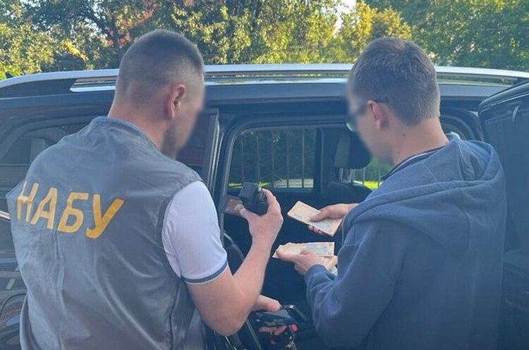 НАБУ та САП затримали голову Тернопільської облради та двох його заступників НАБУ та САП затримали голову Тернопільської облради та двох його заступників