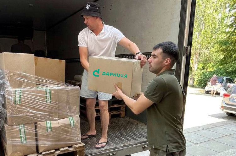 Від ліків до чобіт: “Дарниця” доставила на підтоплену Херсонщину гуманітарну допомогу Від ліків до чобіт: “Дарниця” доставила на підтоплену Херсонщину гуманітарну допомогу