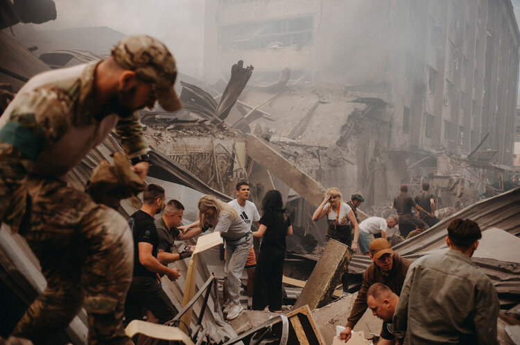 фото Wojciech Grzedzinski/Anadolu Agency/Getty Images Колумбійські депутат парламенту, письменник і журналістка постраждали під час удару росіян по Краматорську