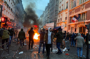 Протести у Франції: протестувальники спалюють автомобілі, будівлі і поліцейські відділки