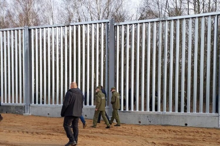 Паркан на кордоні Польщі з Білоруссю Польща направить 500 поліцейських на охорону кордонів з Білоруссю