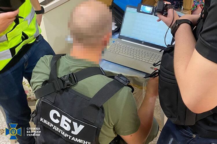 СБУ оголосило про підозру чотирьом ділкам, які щотижня незаконно отримували до $50 000 СБУ оголосило про підозру чотирьом ділкам, які щотижня незаконно отримували до $50 000
