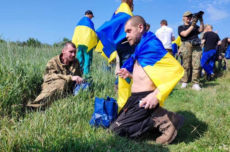 Україна повернула з полону 45 оборонців Маріуполя та «Азовсталі» Україна повернула з полону 45 оборонців Маріуполя та «Азовсталі»