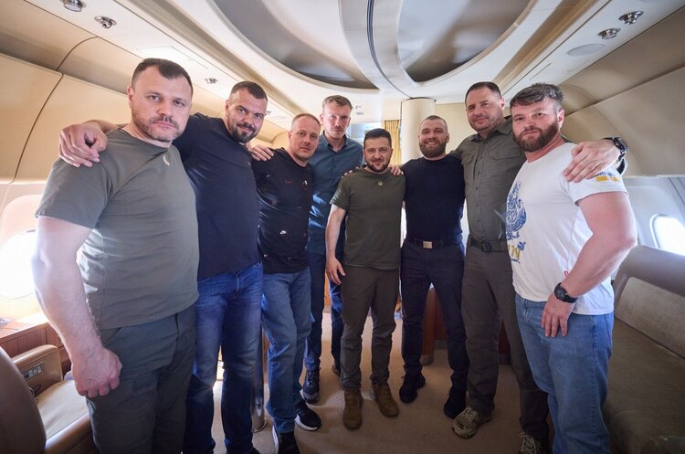 Зеленський повідомив про повернення з Туреччини на батьківщину командирів «Азову» Зеленський повідомив про повернення з Туреччини на батьківщину командирів «Азову»