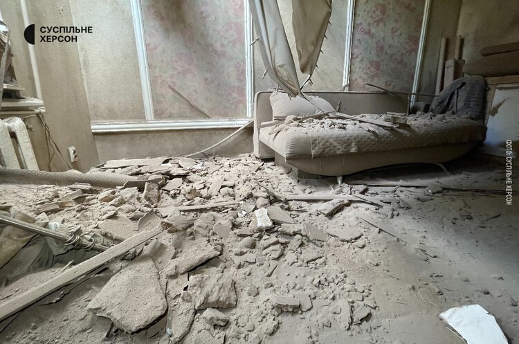 Окупанти вдарили по гуманітарному штабі та 5 житлових будинках у Херсоні – ОВА Окупанти вдарили по гуманітарному штабі та 5 житлових будинках у Херсоні – ОВА